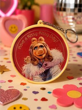 Vintage 1981 Hallmark Miss Piggy Have a Kissy-Kissy Day!” Photo Keychain Muppets
